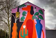Este es un ejemplo de una fachada decorada por Mokita Walls con mucho colorido organizada por el Ayuntamiento