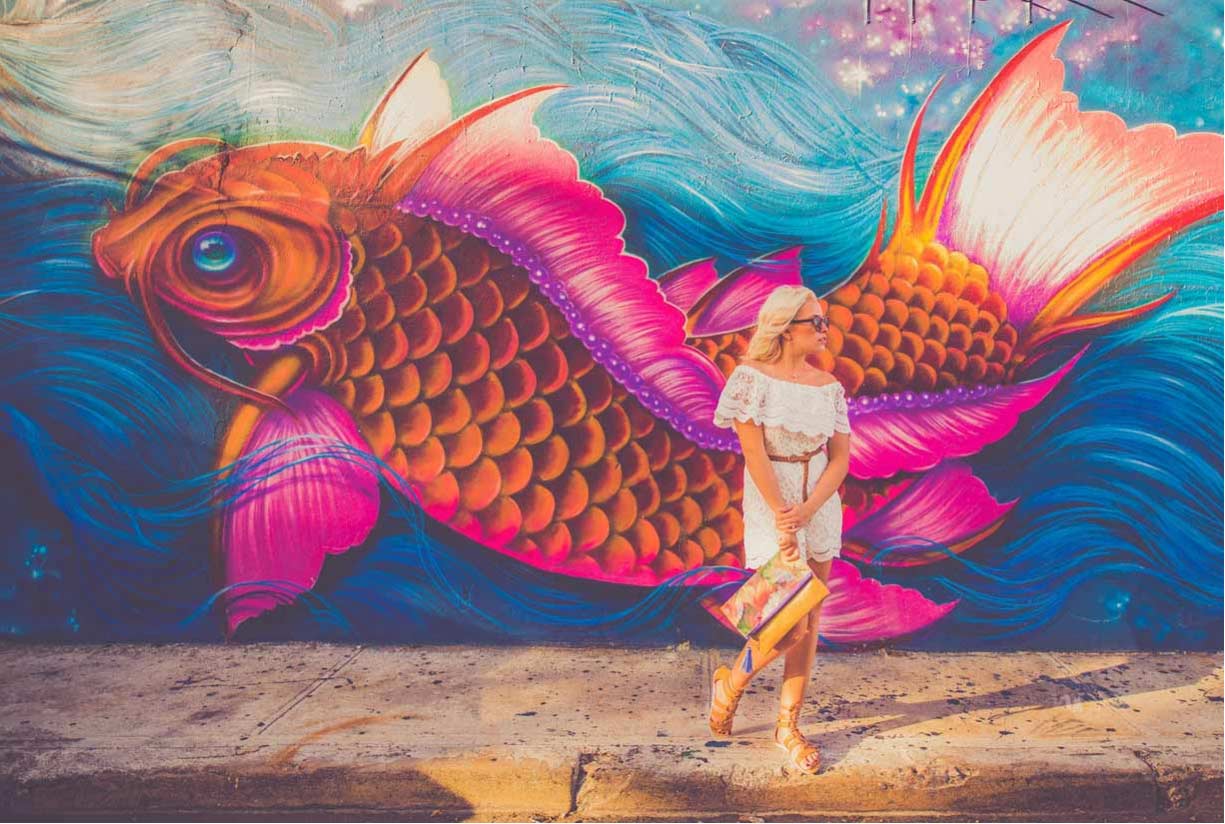 En la imagen vemos un ejemplo de una carpa colorida realizada por un pintor de graffiti en fuenlabrada, el mural fue realizado por un graffitero profesional bajo presupuesto